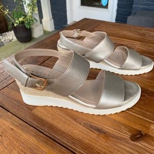 Evolve Easy-Spirit Sandals